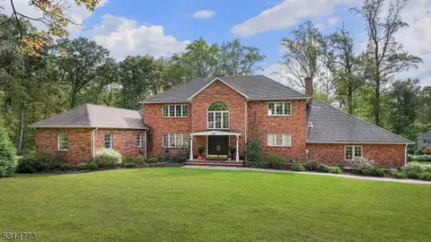 90 Roundtop Rd, Warren, NJ 07059