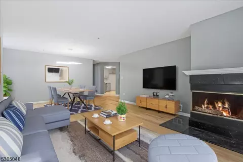 1063 Cambridge Ct, Mahwah, NJ 07430