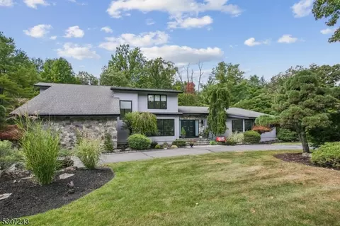 7 Aspen Dr, Caldwell, NJ 07006