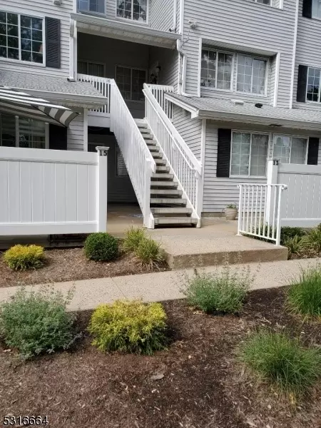 13 Hyde Ct, Bedminster, NJ 07921