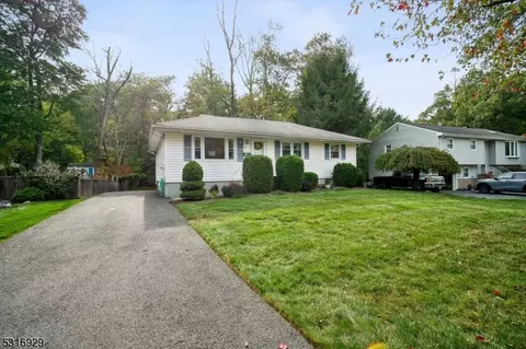 86 Calumet Ave, Oakland, NJ 07436