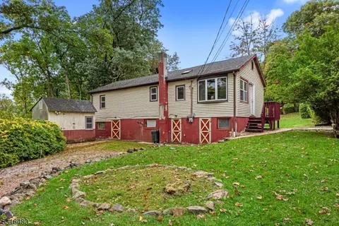 1 Madison Trl, Hopatcong, NJ 07843