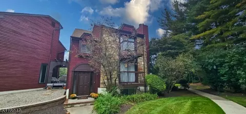 49 Kensington Ct, Hackettstown, NJ 07840