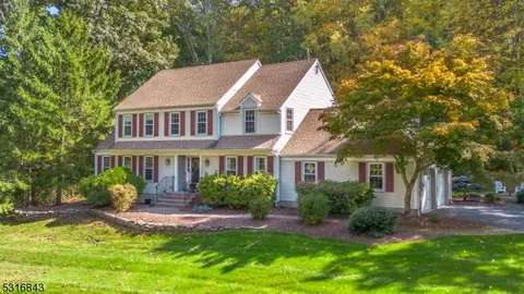6 Beaver Brook Dr, Washington Twp, NJ 07853