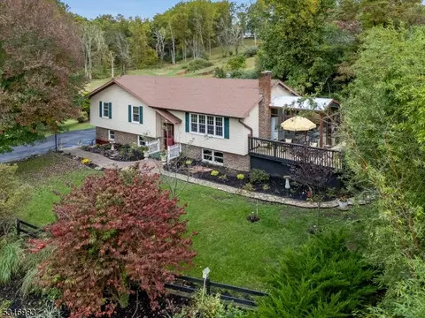 10 Hillside Ln, Milford, NJ 08848