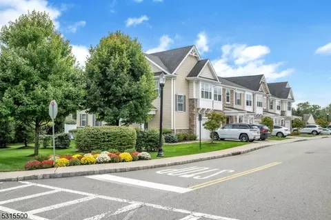 7 Bahr Cir, Verona, NJ 07044