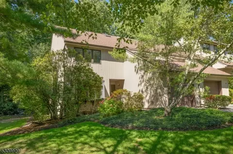 43 Lockley Ct, Mountain Lakes, NJ 07046