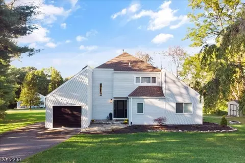5 Mcintosh Ln, Hampton, NJ 08827