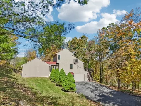 2 Svoboda Rd, Stockton, NJ 08559
