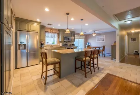 2 Mulbrook Ln, Montville Twp, NJ 07082