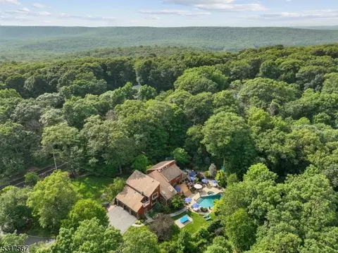 36 Hilltop Rd, Kinnelon, NJ 07405