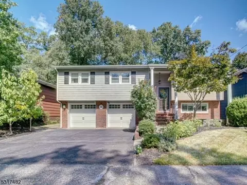 19 Clayton Ct, Woodbridge Twp, NJ 07095