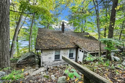 57 Goldfinch Ln, West Milford Twp, NJ 07421