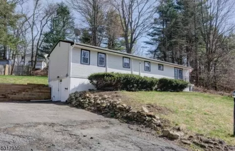6 Pine Ter, Sussex, NJ 07461