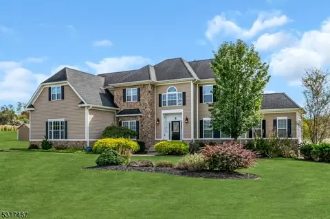 2 Glacier Way, Pittstown, NJ 08867