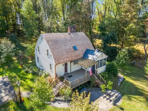 27 Sandy Ridge Rd, Stockton, NJ 08559