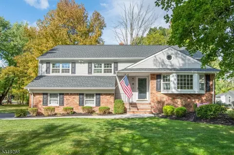 6 Pitcairn Dr, Roseland, NJ 07068