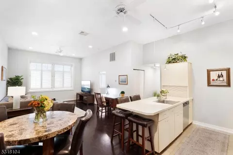 211 Main St #2, Gladstone, NJ 07934