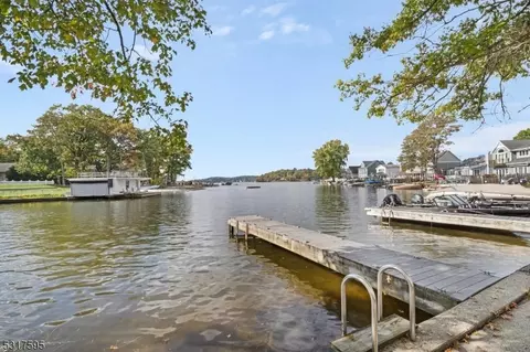 13 Benedict Dr, Jefferson, NJ 07849