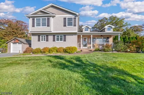 18 Lindsay Rd, West Milford Twp, NJ 07438