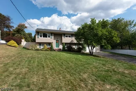 2 Linda Ln, Green Brook, NJ 08812