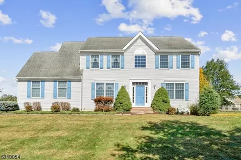6 Walden Dr, Clinton Twp, NJ 08801
