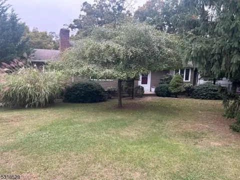 5 Mohawk Trl, West Milford, NJ 07480