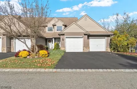 56 Clubhouse Rd, Hamburg, NJ 07419