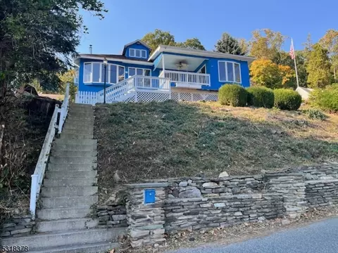 130 Lakeside Dr, Liberty Twp, NJ 07823
