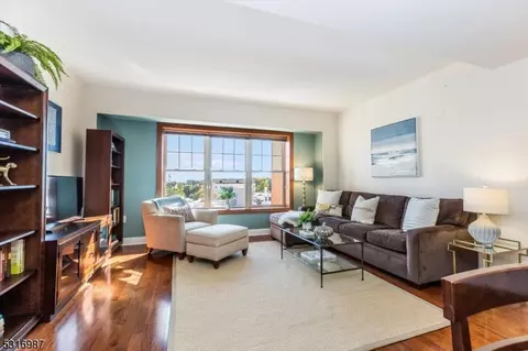 48 S Park St #418, Montclair, NJ 07042