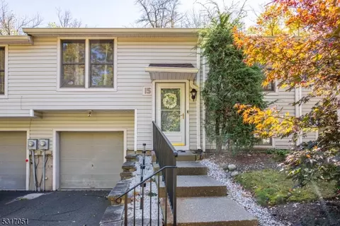 15 Pebblestone Ln, Hamburg, NJ 07419