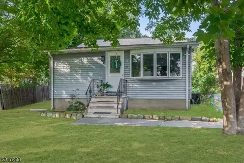 20 Bearfort Rd, West Milford, NJ 07480