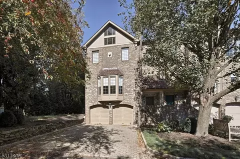 11 Windsor Ct, Saddle River, NJ 07458