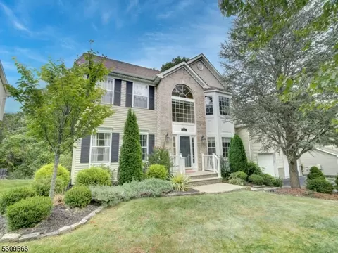 40 Lazarus Dr, Roxbury Twp, NJ 07852