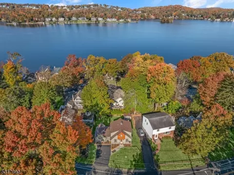 120 E Shore Trl, Sparta, NJ 07871