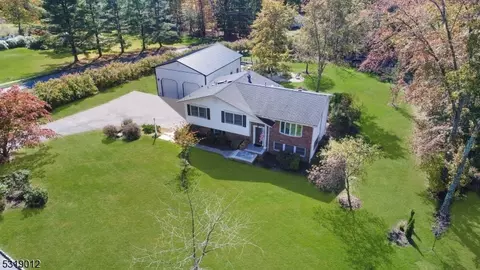 4 Spruce Ln, Washington Twp, NJ 07853