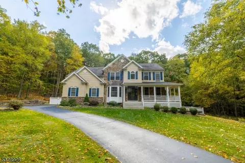 14 Forest Ridge Dr, Hackettstown, NJ 07840