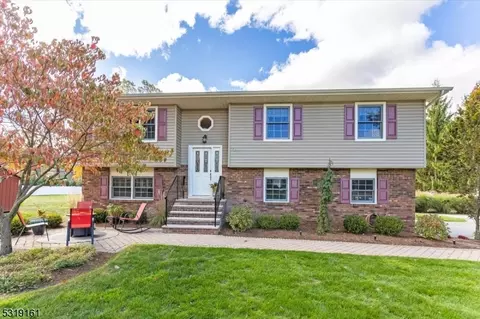 19 Churchill Dr, Roxbury Twp, NJ 07876