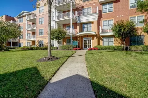1206 Pointe Gate Dr, Livingston, NJ 07039