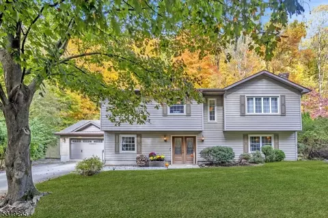 69 Woodland Dr, Vernon, NJ 07462