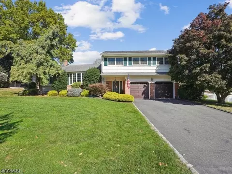 16 Hemlock Dr, Verona, NJ 07044