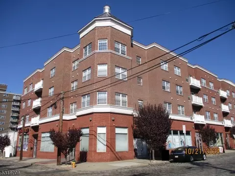 902 N 5th St #405, Newark, NJ 07107