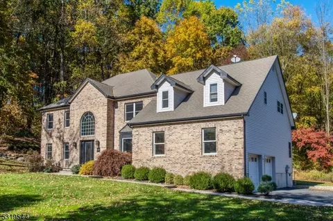 27 Crimson Ln, Mine Hill, NJ 07803