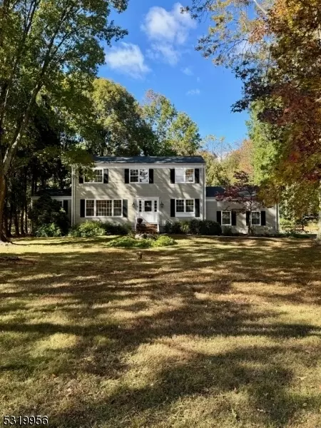 8 Cross Brook Dr, Tewksbury Twp, NJ 07830