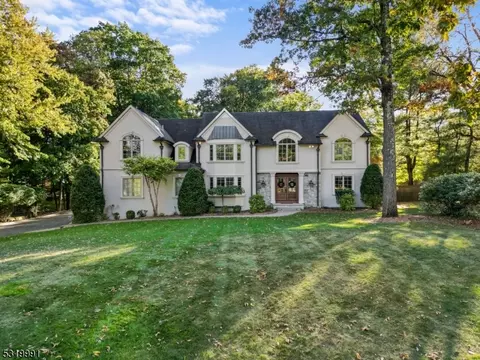 8 Canterbury Ct, Upper Saddle River, NJ 07458