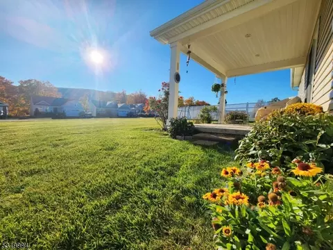 18 Lam Dr, Hamburg, NJ 07419