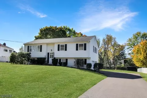 8 Hillside Rd, Hackettstown, NJ 07840