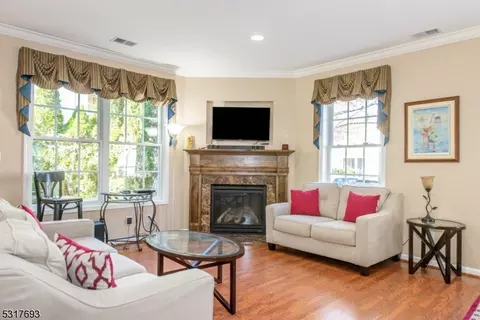 149 Levinberg Ln, Wayne, NJ 07470 photo 2