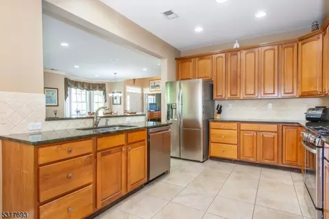 149 Levinberg Ln, Wayne, NJ 07470 photo 9