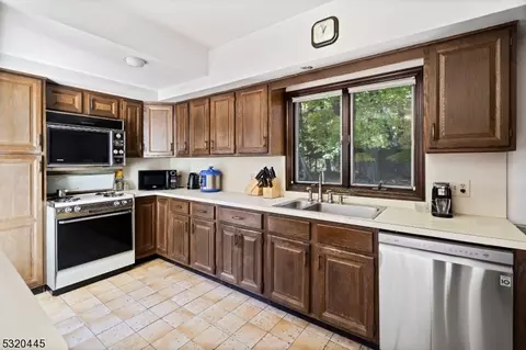 Kitchen - 18 Ackerson Ln, Upper Saddle River, NJ 07458 photo 1 of 4